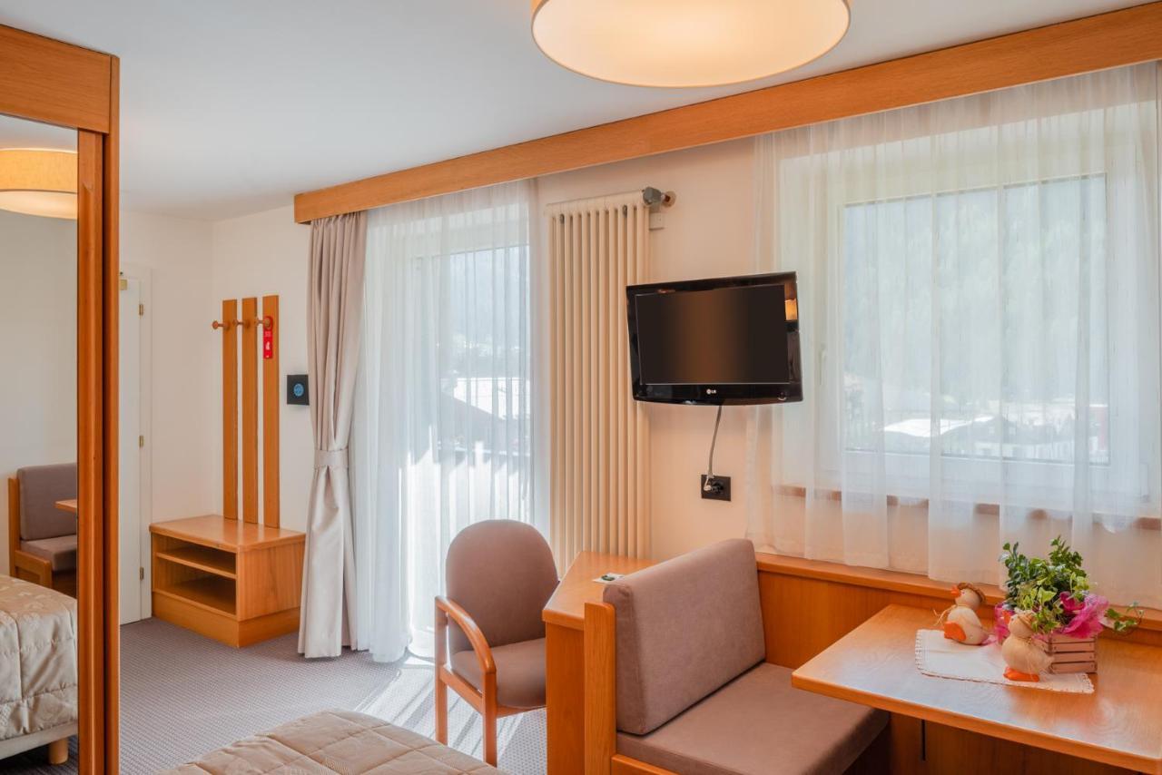 Hotel Ladina Campitello di Fassa Eksteriør billede