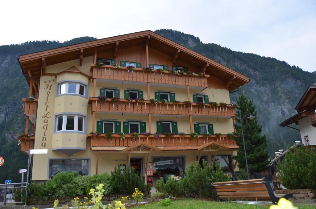 Hotel Ladina Campitello di Fassa Eksteriør billede