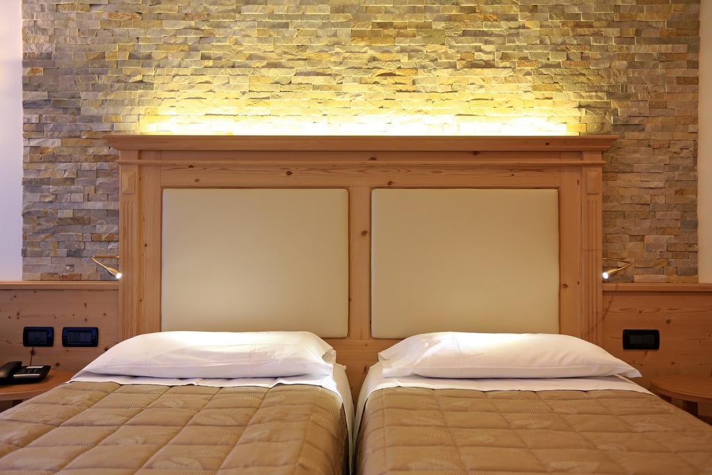 Hotel Ladina Campitello di Fassa Værelse billede