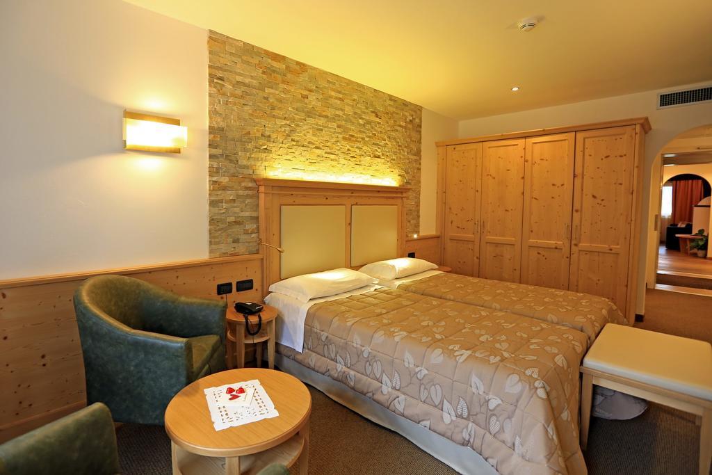 Hotel Ladina Campitello di Fassa Værelse billede