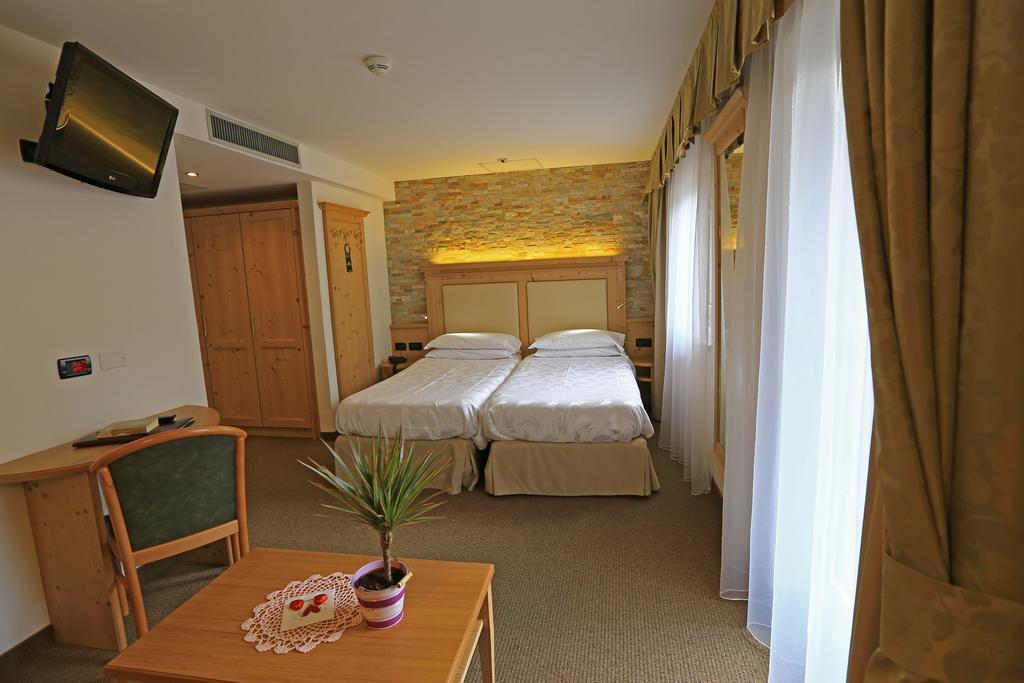 Hotel Ladina Campitello di Fassa Værelse billede