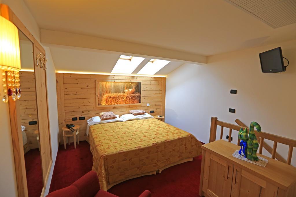 Hotel Ladina Campitello di Fassa Værelse billede