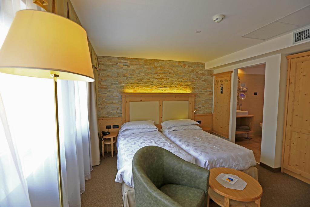Hotel Ladina Campitello di Fassa Værelse billede